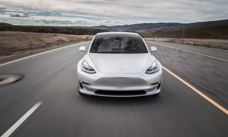 特斯拉Model 3官图公布: 配15英寸大号iPad